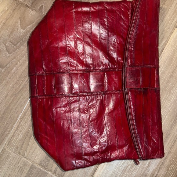 Elevate your style with this captivating Vintage Red Eel Skin Bag! - Picture 4 of 12